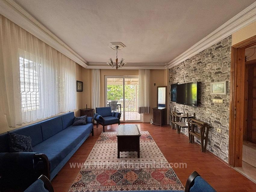 Charaktervolle Villa Auf Einem 500 M² Großen Privatgrundstück – Bietet Großes Potenzial.