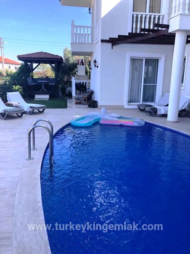 In Den Texten Gemeinschafts-swimmingpool Mit Eleganter Gartengeschosswohnung