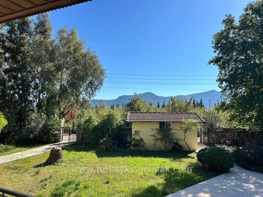 Traditioneller Bungalow Mit Privatem Pool Und Blick Auf Montenegro – Langzeitmiete