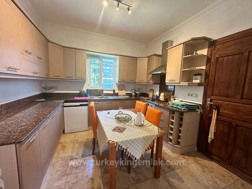 Traditioneller Bungalow (3+1 Schlafzimmer) Mit Privatem Pool Und Blick Auf Montenegro – Langzeitmiete