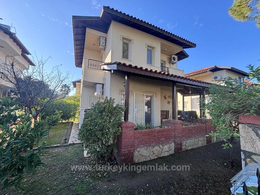 Villa Mit Gemeinschaftspool In Einer Kleinen, Abgeschlossenen Wohnanlage