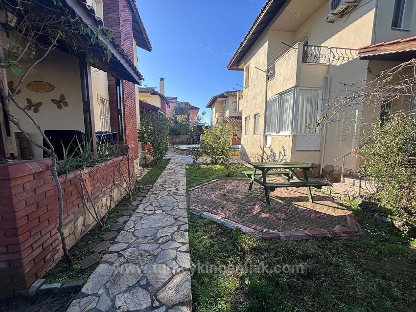 Villa Mit Gemeinschaftspool In Einer Kleinen, Abgeschlossenen Wohnanlage