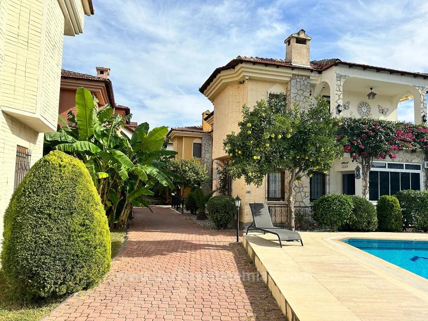 Doppelhaushälfte In Einer Ruhigen Und Friedlichen Anlage Im Zentrum