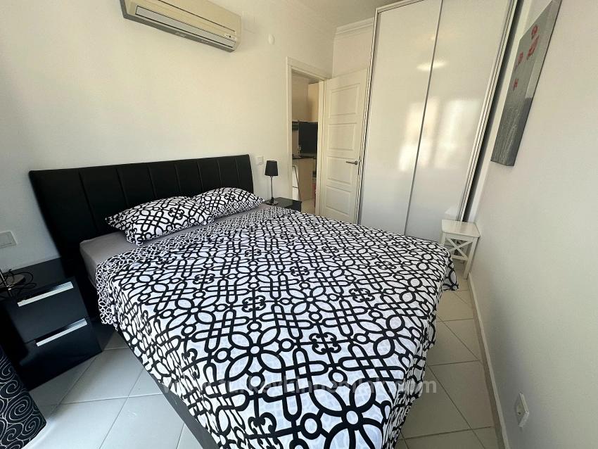 Moderne Eleganz, Harmonisch In Die Flusslandschaft Integriert