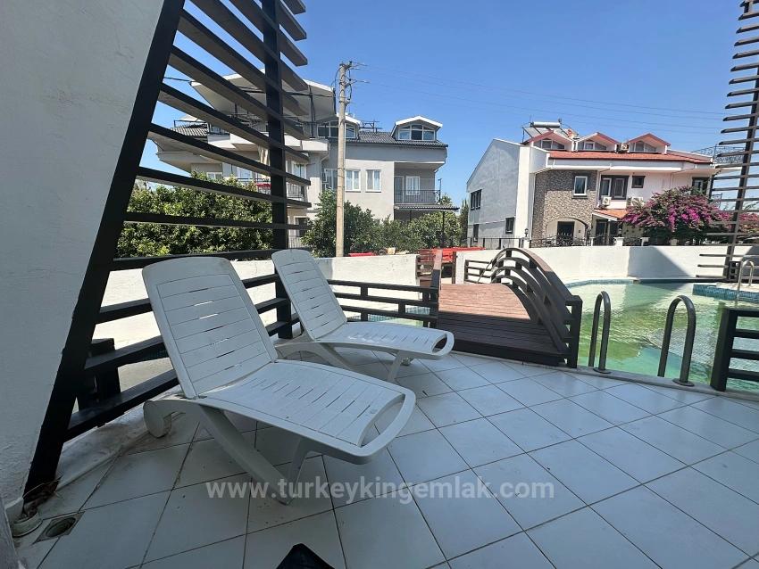 Moderne Eleganz, Harmonisch In Die Flusslandschaft Integriert