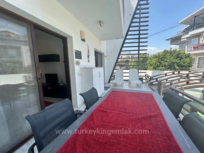 Moderne Eleganz, Harmonisch In Die Flusslandschaft Integriert