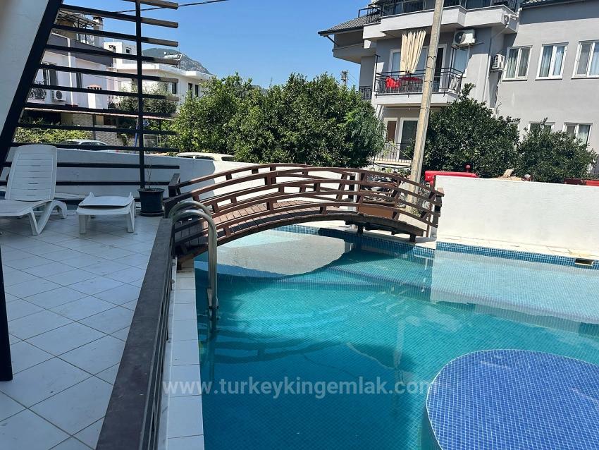 Moderne Eleganz, Harmonisch In Die Flusslandschaft Integriert