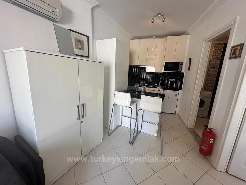 Moderne Eleganz, Harmonisch In Die Flusslandschaft Integriert