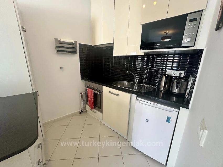 Moderne Eleganz, Harmonisch In Die Flusslandschaft Integriert