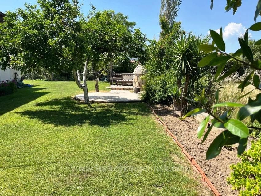 Ein Friedliches Leben Inmitten Des Flüsterns Der Berge