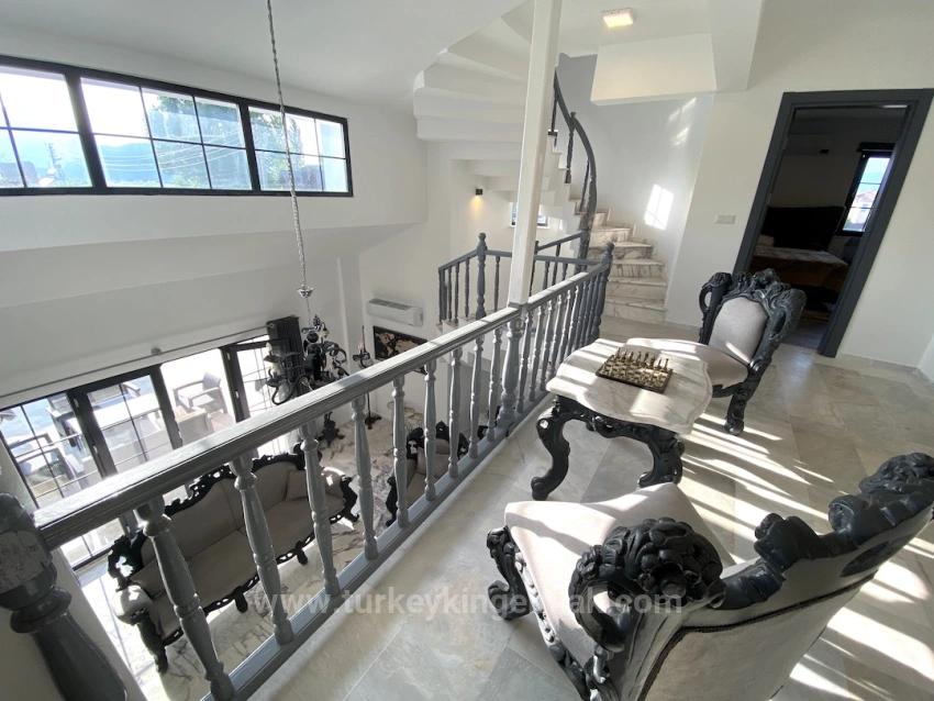 Ein Märchenhaftes Anwesen, Zwei Getrennte Leben