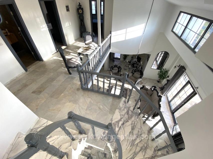 Ein Märchenhaftes Anwesen, Zwei Getrennte Leben