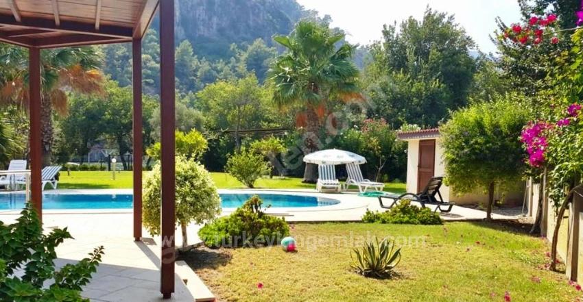 Prestigeträchtiges Leben Am See Und Investitionsmöglichkeit Mit Hoher Rendite