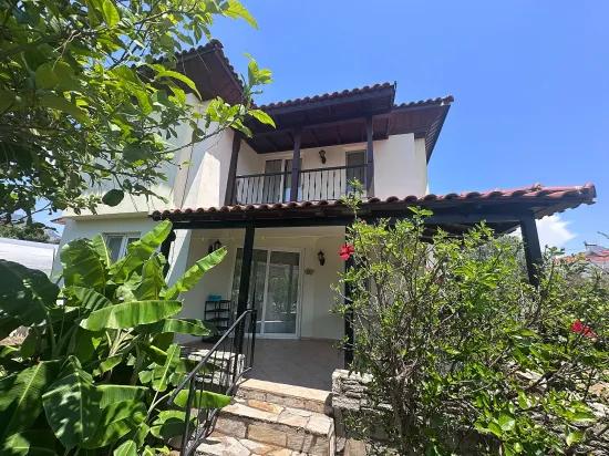 In Gülpınar Mit Bergpanorama Und Zu Fuß Erreichbar Zum Stadtzentrum Freistehende Villa