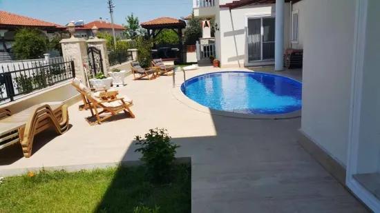 In Den Texten Gemeinschafts-swimmingpool Mit Eleganter Gartengeschosswohnung