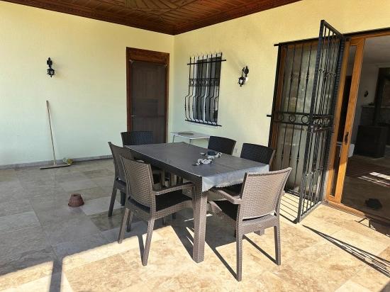 Traditioneller Bungalow Mit Privatem Pool Und Blick Auf Montenegro – Langzeitmiete