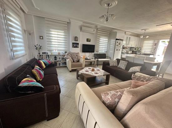 Villa Iris Ist Eine Moderne Doppelhaushälfte Mit Gemeinschaftspool.