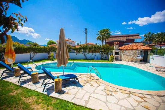 Stilvolle Und Komplett Renovierte Privatvilla Mit Blick Auf Montenegro – Memphis Blue