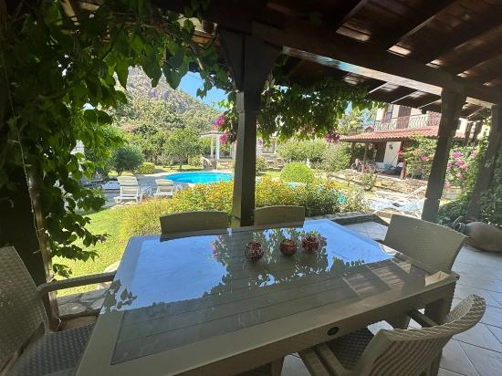 Villa Mit Zwei Schlafzimmern In Einem Charmanten Komplex In Gülpınar, Dalyan.