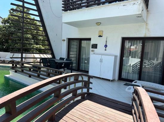 Moderne Eleganz, Harmonisch In Die Flusslandschaft Integriert