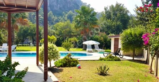Prestigeträchtiges Leben Am See Und Investitionsmöglichkeit Mit Hoher Rendite