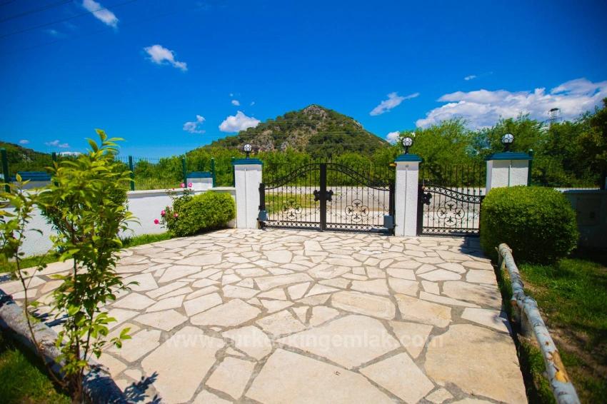 Stylish And Fully Renovated Private Villa With Montenegro Views – Memphis Blue