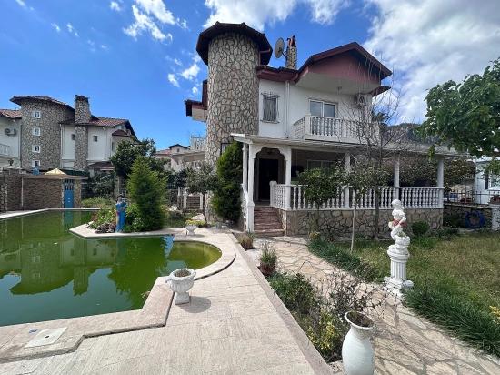 Characterful Villa Offers Great Potential.