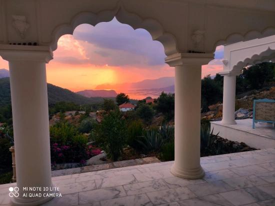 Luxury 7-bedroom Mansion With Unparalleled Sea Views In Gökbel