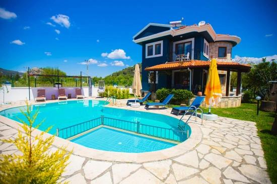 Stylish And Fully Renovated Private Villa With Montenegro Views – Memphis Blue