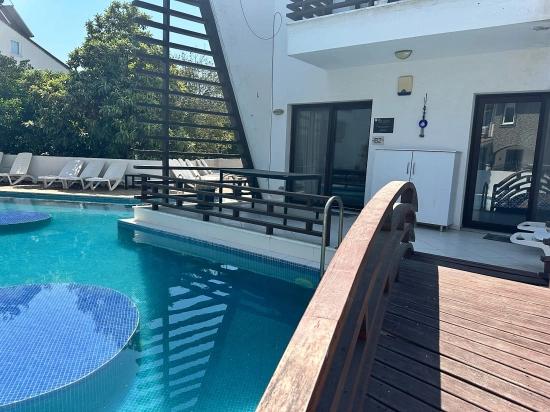 Modern Elegance Integrated With The River