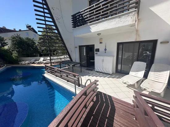 Modern Elegance Integrated With The River