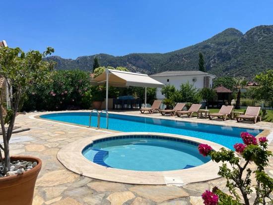 A Timeless Luxury Opening To The View
