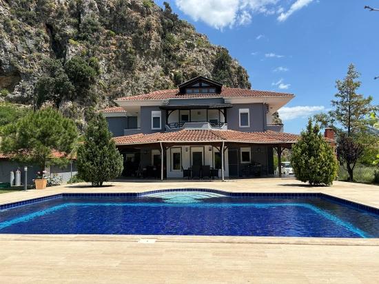 Luxury Nature Villa Located On A 6,000 M² Private Plot