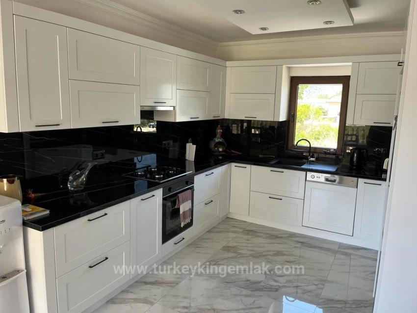 Неподвластная Времени Роскошь, Открывающая Вид На Окружающий Мир.