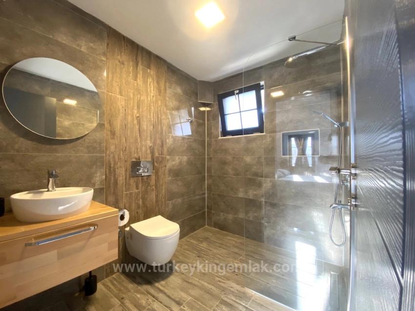 Сказочная Собственность, Две Разные Жизни