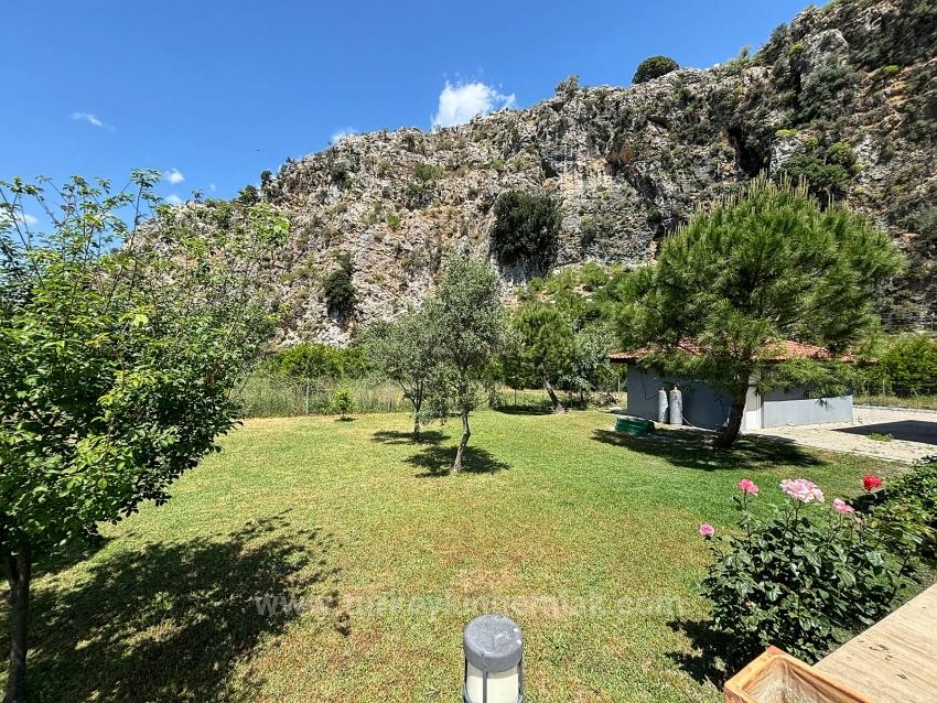 Роскошная Вилла На Природе, Расположенная На Частном Участке Площадью 6000 М².