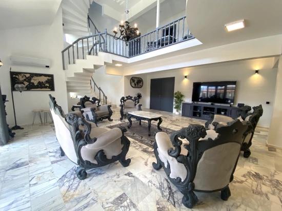 Сказочная Собственность, Две Разные Жизни