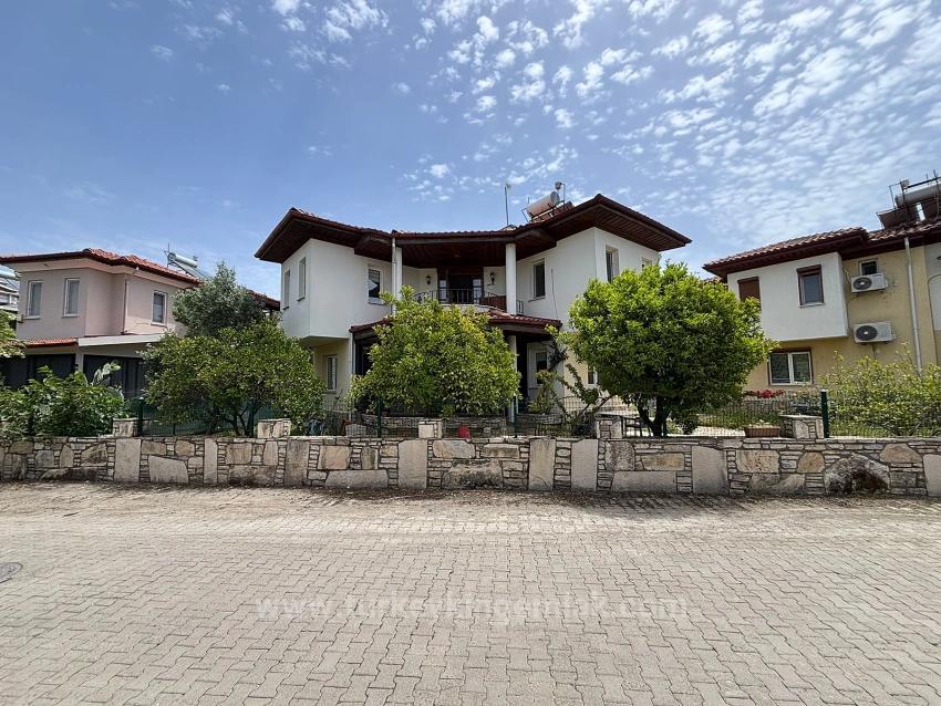 Küçük Bir Site İçerisinde Yer Alan Çekici Villa.