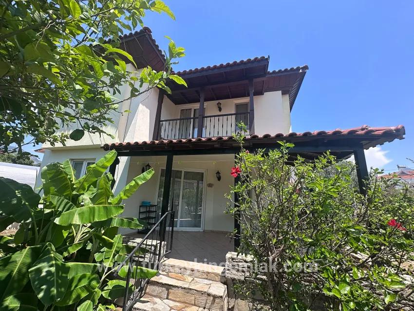 Gülpınar'da Dağ Manzaralı Ve Şehir Merkezine Yürüme Mesafesinde Müstakil Villa