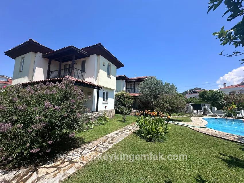 Gülpınar'da Dağ Manzaralı Ve Şehir Merkezine Yürüme Mesafesinde Müstakil Villa