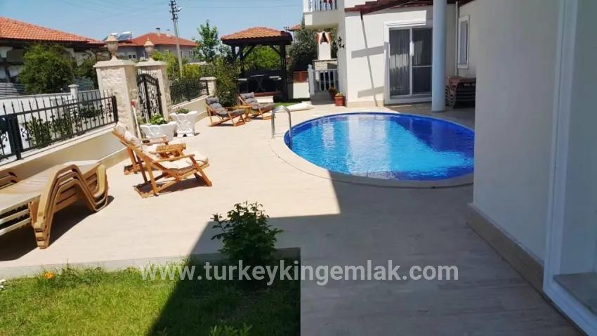 Metinler'de Ortak Havuzlu Şık Bahçe Katı Daire