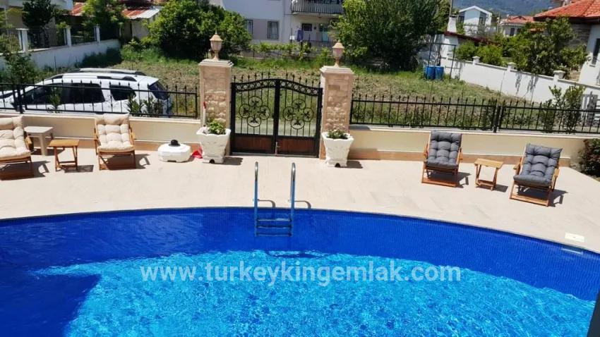 Metinler'de Ortak Havuzlu Şık Bahçe Katı Daire