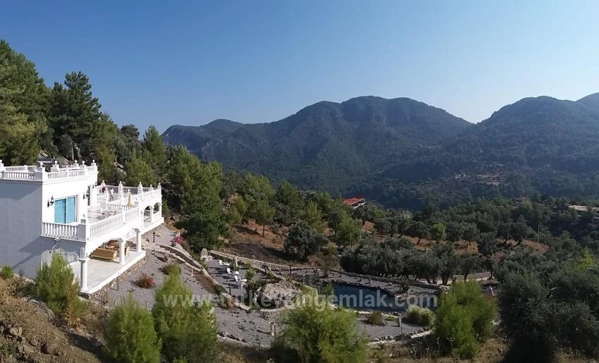 Gökbel’de Eşsiz Deniz Manzaralı 7 Odalı Lüks Malikâne