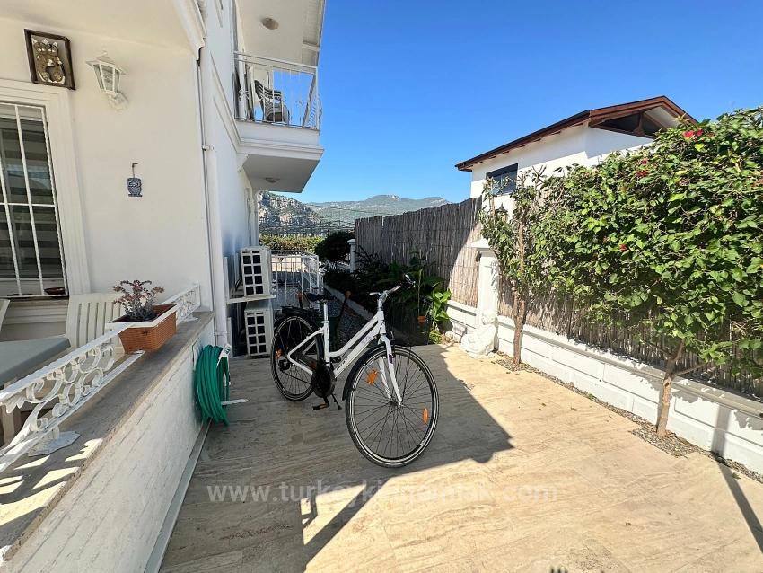 Villa Iris, Ortak Havuzlu, Modern Ve Yarı Müstakil Bir Villa