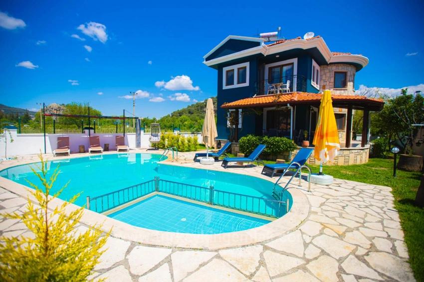 Karadağ Manzaralı, Stil Sahibi Ve Tamamen Yenilenmiş Özel Villa – Memphis Blue