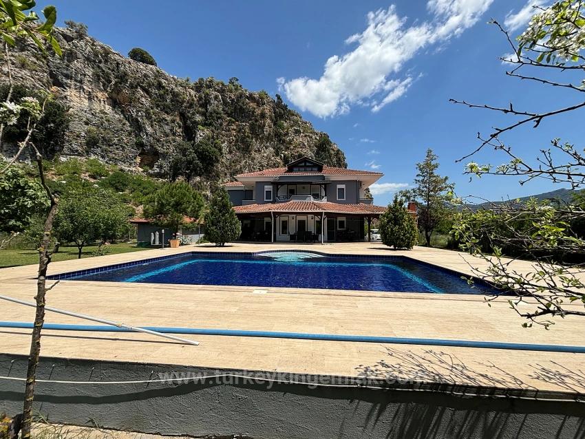 6.000 M² Özel Arazide Konumlanan Lüks Doğa Villası