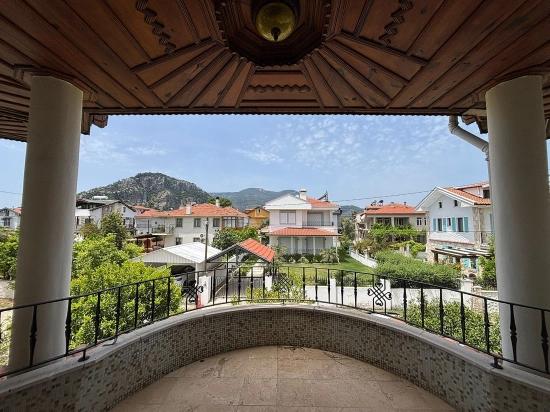 Küçük Bir Site İçerisinde Yer Alan Çekici Villa.