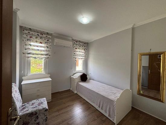 Küçük Bir Site İçerisinde Yer Alan Çekici Villa.