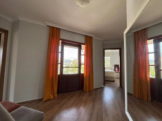 Küçük Bir Site İçerisinde Yer Alan Çekici Villa.
