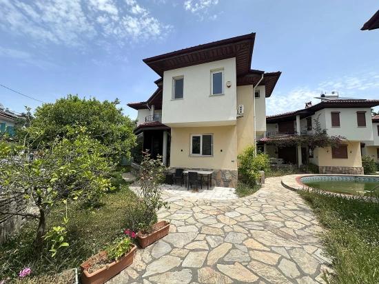 Küçük Bir Site İçerisinde Yer Alan Çekici Villa.